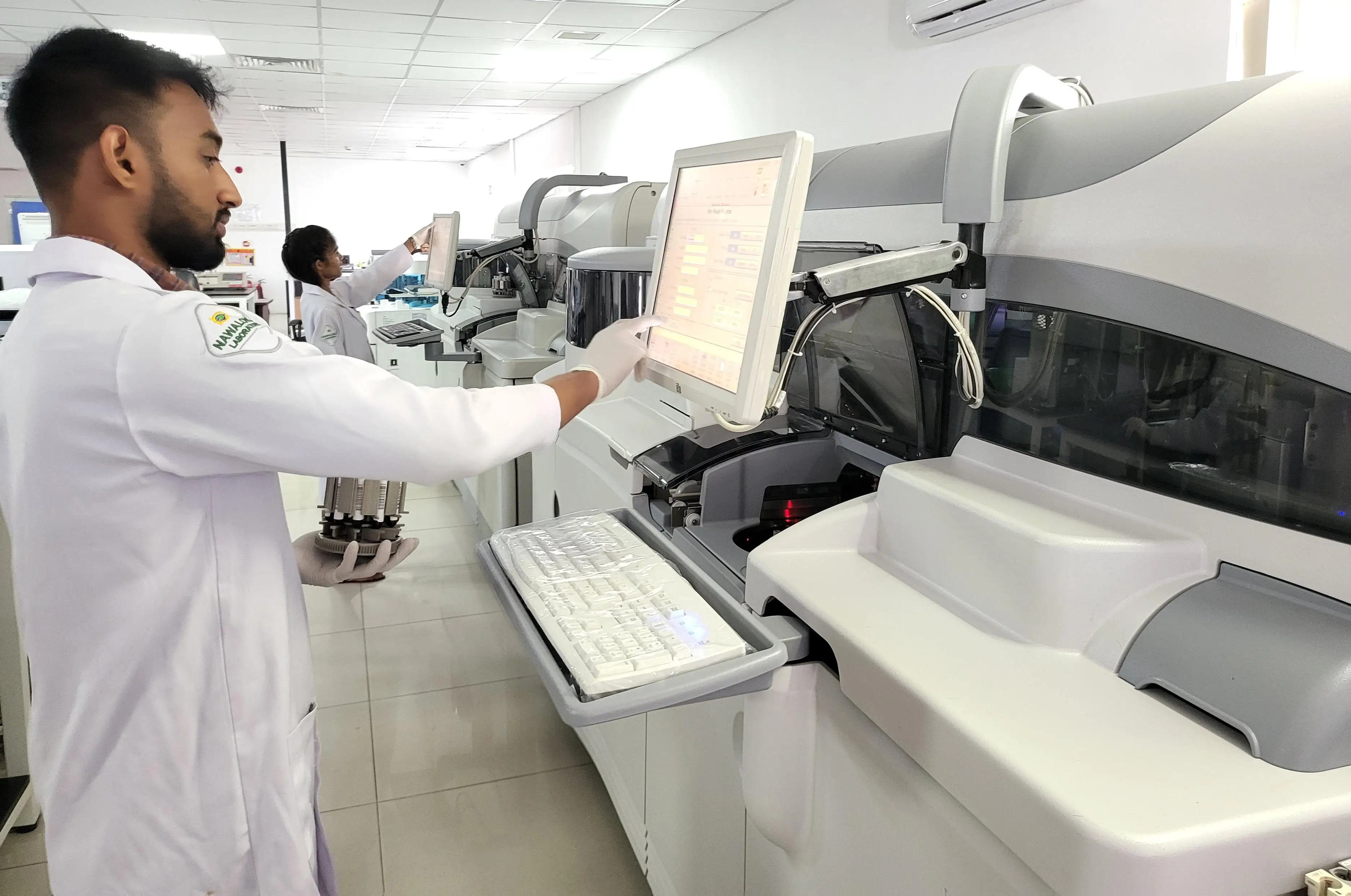 An employee of CIC Medical device section inspecting a device at a hospital